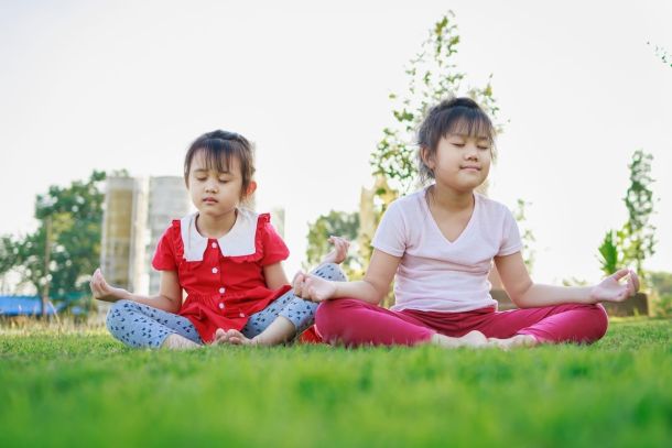ヨガ瞑想を行う子供たち